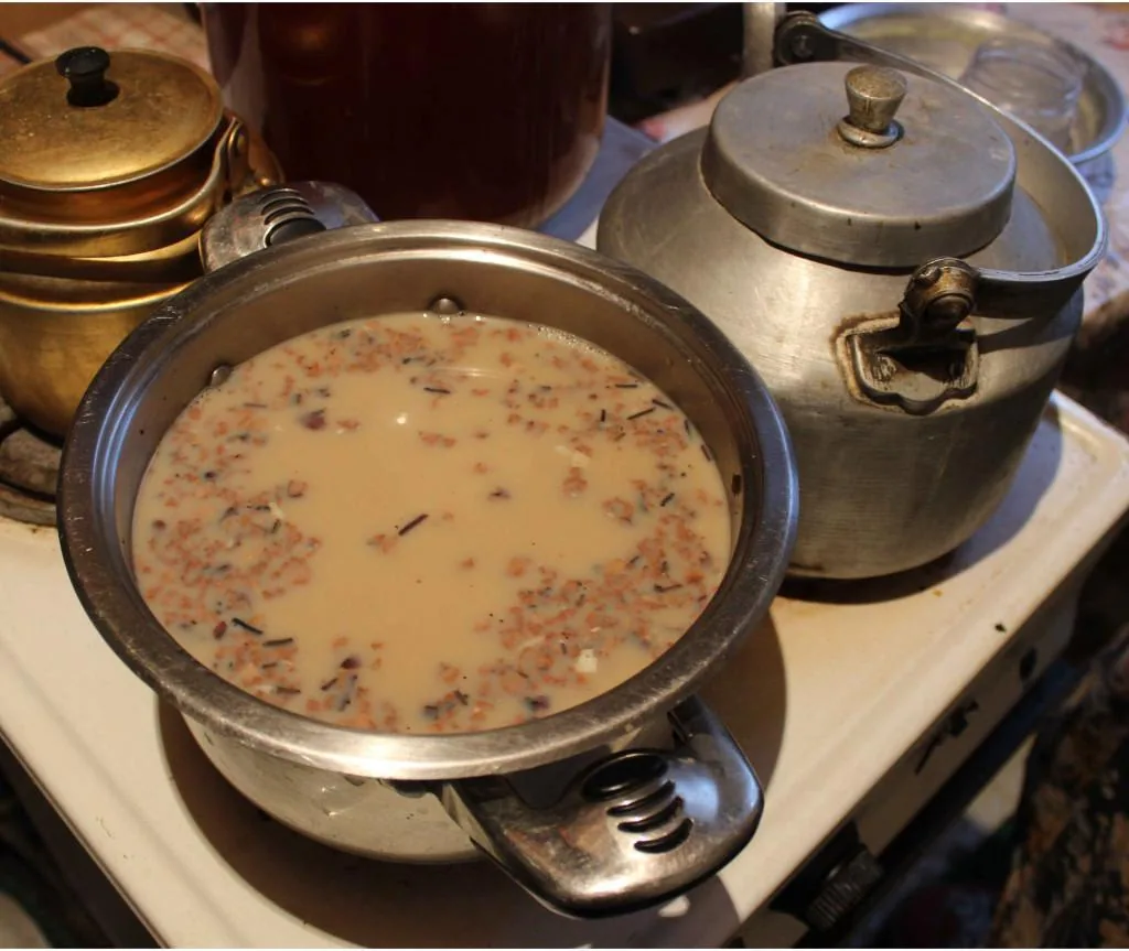 Adding milk to Shirchoy
